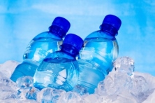 Cấm bán chai nước nhựa để giảm rác 