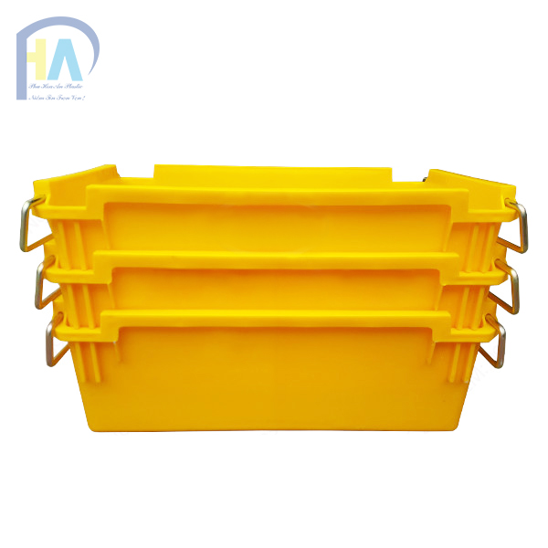 Thùng nhựa đặc A2 màu vàng xếp chồng lên nhau chắc chắn