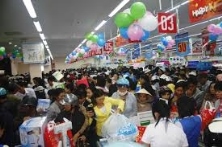 Người tiêu dùng chọn mua hàng Việt Nam